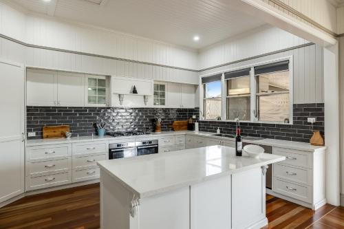 Elegant, Stunning & Central! East Side Gem!, Toowoomba (fotografie 7)