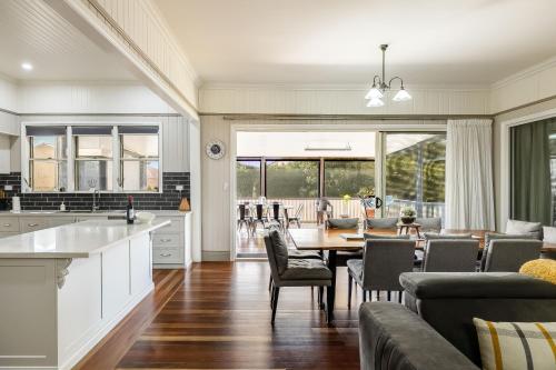 Elegant, Stunning & Central! East Side Gem!, Toowoomba (fotografie 9)
