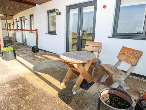 Exterior view, White Lodge Apartment in Mawgan Porth
