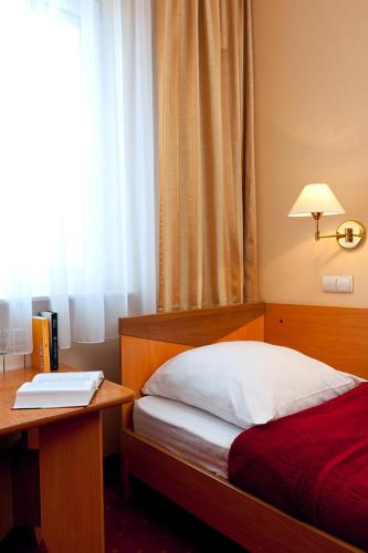 3 twin beds