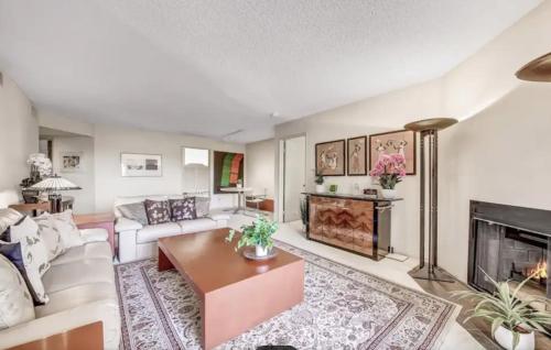 Cozy private room with private bath in beautiful Monterey Hills