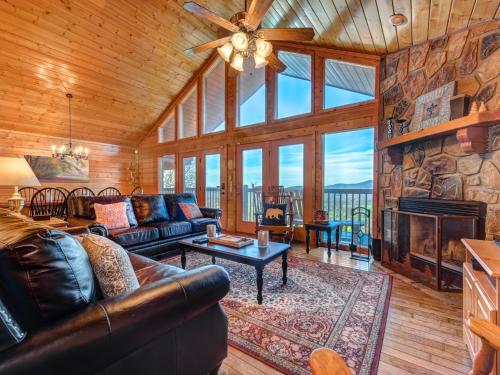 Majestic Views 4 Bedrooms Pool Access Hot Tub Sleeps 12 - main image