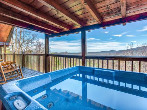 Majestic Views 4 Bedrooms Pool Access Hot Tub Sleeps 12 - image 3