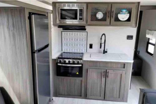 Tiny home RV in the heart of Dallas & Dos Xx in Седарс
