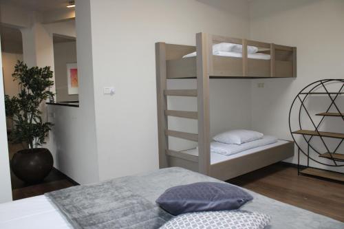 2 queen beds, 1 bunk bed