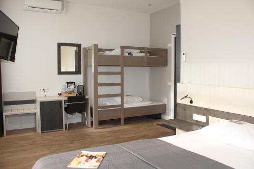 1 queen bed, 1 bunk bed