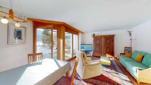 Apartment with Mountain View