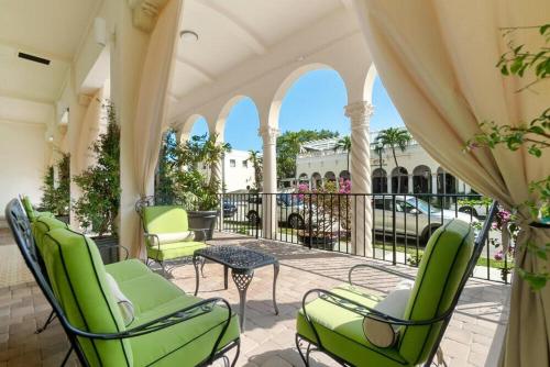 Renovated studio in the heart of Palm Beach - free parking, security box in Palm Beach, USA
