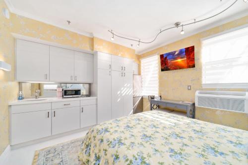 Renovated studio in the heart of Palm Beach - free parking, security box in Palm Beach, USA