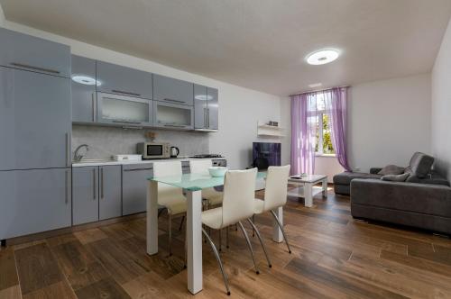 Apartment image 8