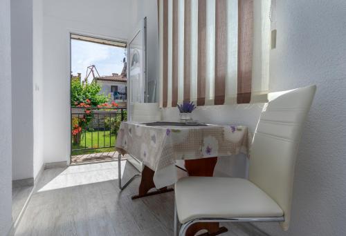 Studio Apartment image 8