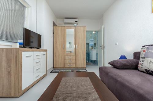 Studio Apartment image 3