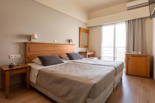1 queen bed, 2 twin beds