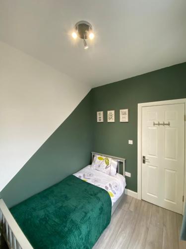 London Road Flats - Free WIFI, washing machine, smart TV, easy access to A50 London Road Flats - Free WIFI, washing machine, smart TV, easy access to A50