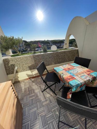 Balkon/teras, Superbe studio, terrasse, piscine, parking in Le Grau-du-Roi