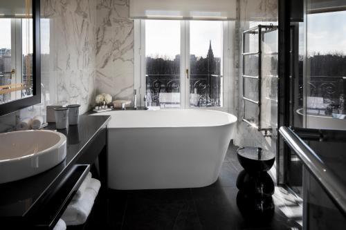 room detail thumbnail 2