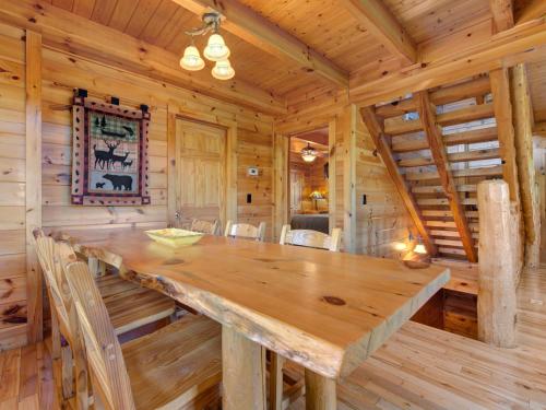 Wilderness Lodge 3 Bedrooms Loft Hot Tub Sleeps 14 - main image