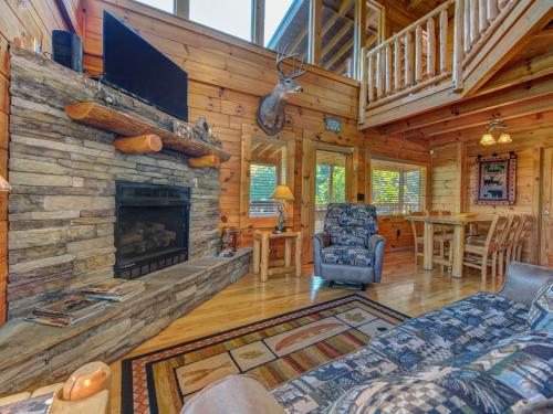Wilderness Lodge 3 Bedrooms Loft Hot Tub Sleeps 14 - image 3