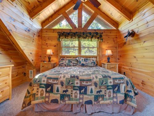 Wilderness Lodge 3 Bedrooms Loft Hot Tub Sleeps 14 - image 7
