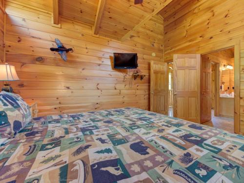 Wilderness Lodge 3 Bedrooms Loft Hot Tub Sleeps 14 - image 10