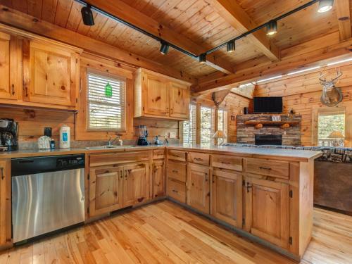Wilderness Lodge 3 Bedrooms Loft Hot Tub Sleeps 14 - image 12