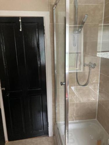 Budget friendly apartment with stairs Near Glasgow airport and Loch Lomond 5