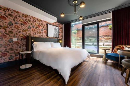 King Room with Balcony room in The Broadview Hotel