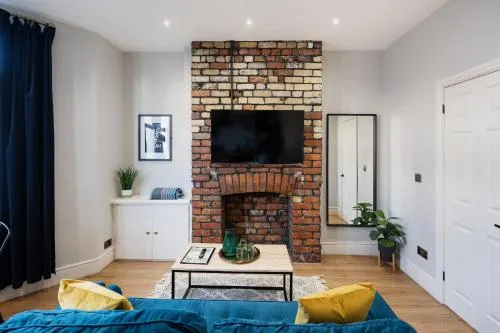 Stylish modern apartment near the city centre with nearby off-road parking photo 2
