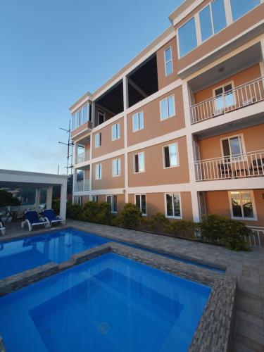 Lovely 2 Bedroom Apartment with shared Pool