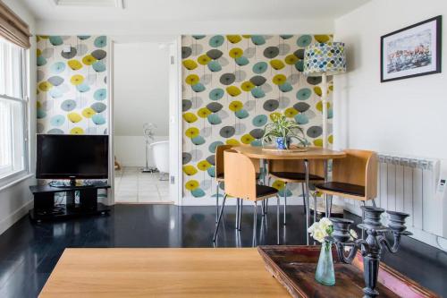 Stylish loft apartment moments from beach by Whitstable-Holidays, Bowline - Apartment - Whitstable