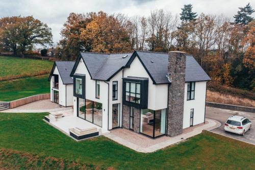 Vaade, The Loft Studio apartment - above detached new build garage in Llansantffraid