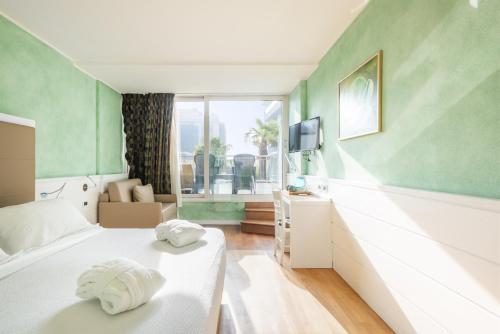 1 king bed, 1 twin bed