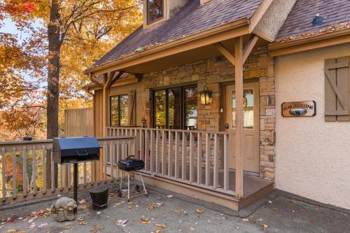 Bear Crossing Cabin 4BRs 3 Pools Hot Tub Pool Table WI-FI Sleeps 12 - image 12