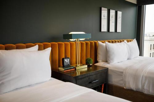 2 queen beds