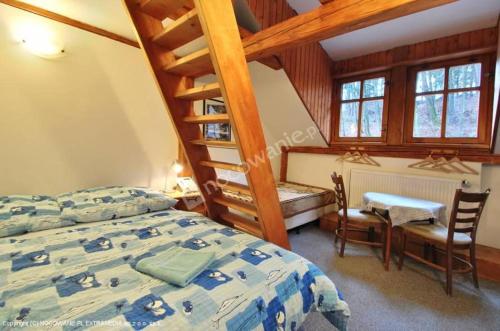 1 queen bed, 1 twin bed, 2 futon beds
