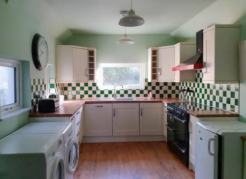 virtuve, Peacock cottage- Two bedroom country cottage. in Slebech