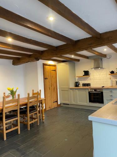 Cilhendre Holiday Cottages - The Old Cowshed