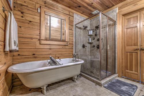 Blue Ridge Bliss- Spacious Cabin, Pets, Hot Tub!