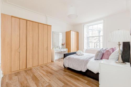 Heart of Edinburgh City Centre 3 Bed Georgian Apt
