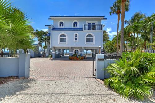 Luxury beachfront home with pool in Islamorada home in Lower Matecumbe Beach, USA
