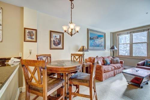 Silver Mill 8173 - 1Br-Walk to Slopes! Kids Ski Free! condo in Keystone, USA
