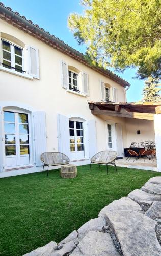 SUPERBE VILLA-DOMAINE AVEC GOLF PISCINE ET TENNIS