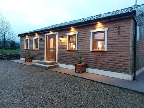 Luxurious Log Cabin with lay-z spa hot tub