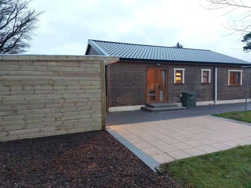 Luxurious Log Cabin with lay-z spa hot tub