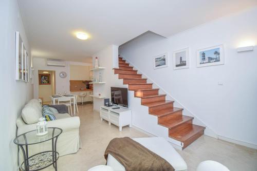 Central Family Apartment - 60 m from the beach