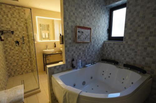 Deluxe Suite with Spa Bath