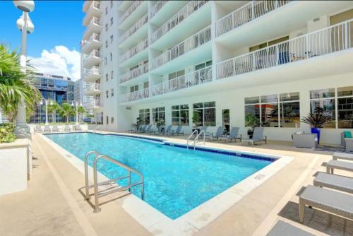 Iconic Sunset Views with Pool, Hot tub, GYM, and Parking