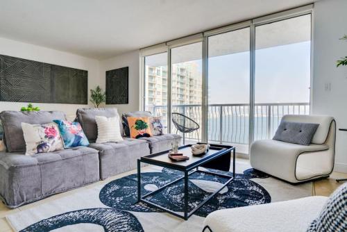 Iconic Sunset Views with Pool, Hot tub, GYM, and Parking in Miami, USA