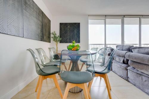 Iconic Sunset Views with Pool, Hot tub, GYM, and Parking in Miami, USA