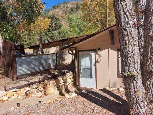 The Mountains are calling at Rock Creek Haven! Walking distance to Green Mountain Falls! in Chipita Park (CO)